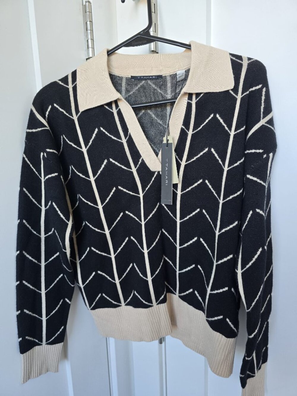 Tahari V neck Sweater XS. New with tags